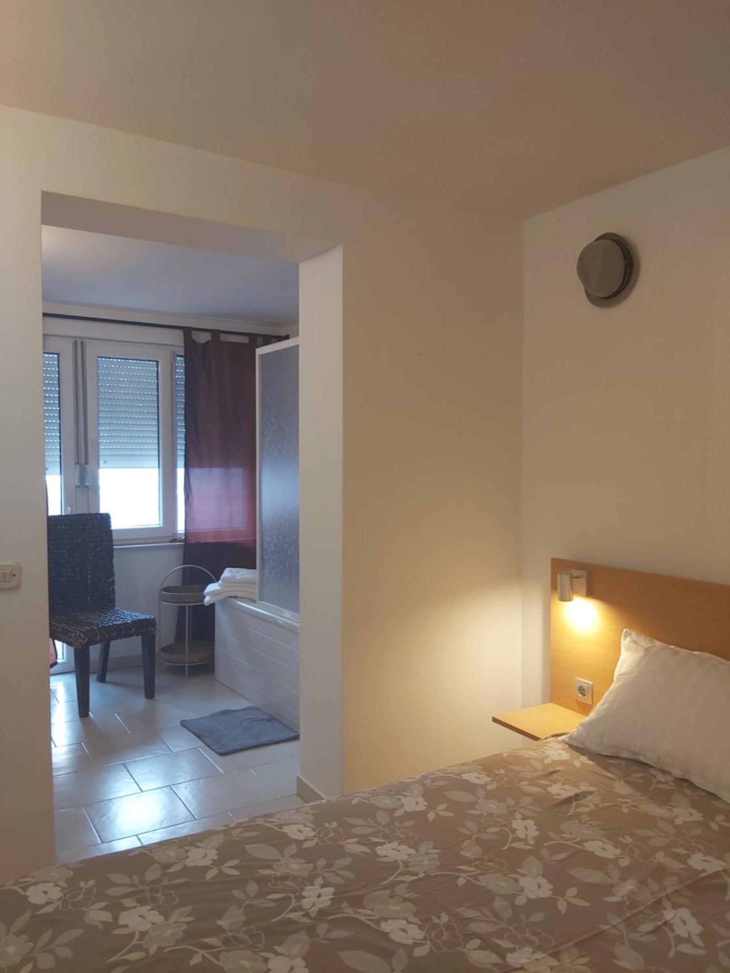 Apartman Luce With Shared Pool Zadar Exteriör bild